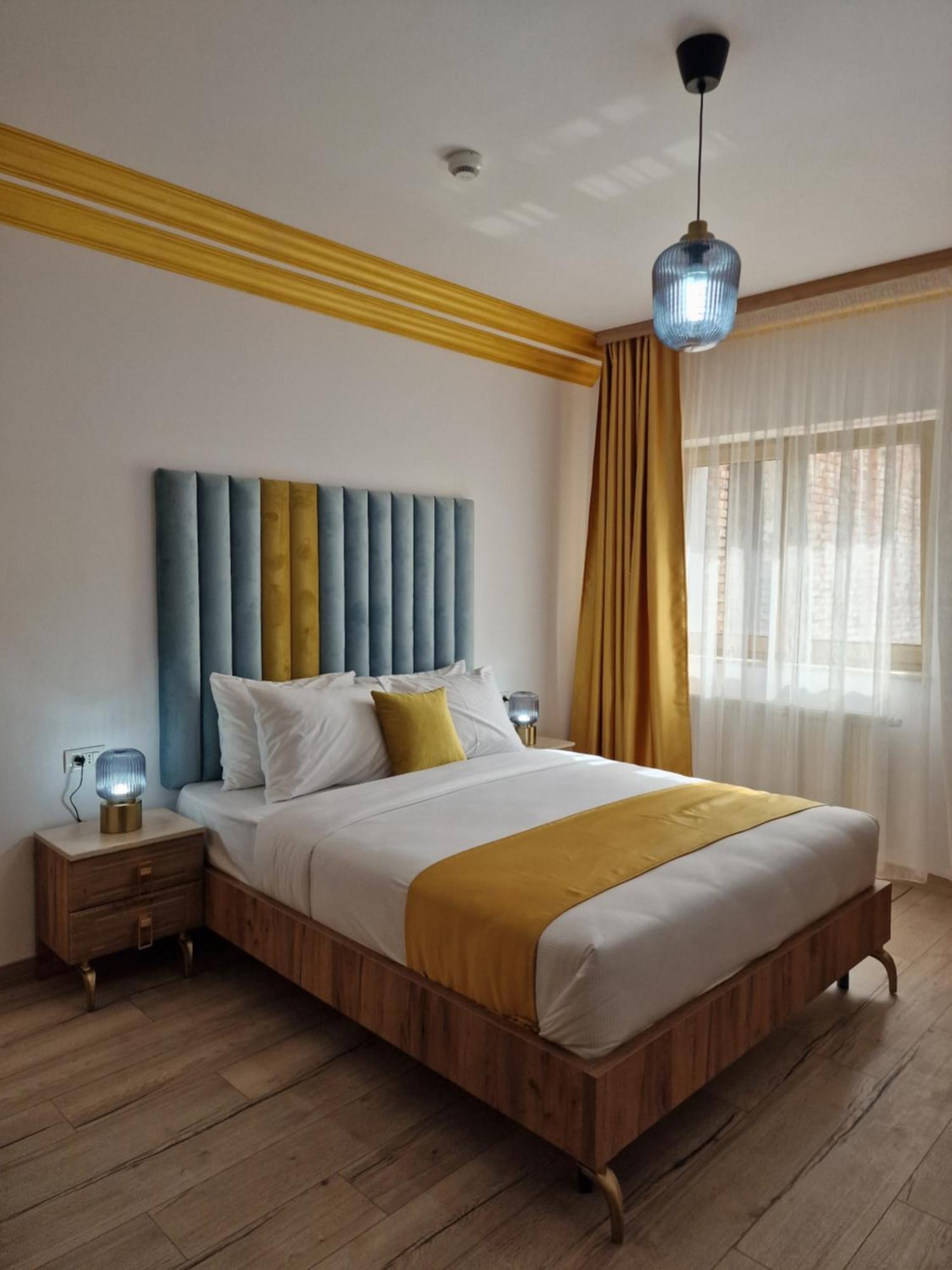 Colt De Rai Hotel Resita Exterior photo